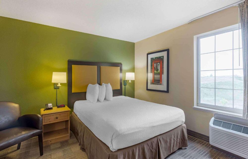 Queen studio with 1 Queen Bed - Disability Access/Non-Smoking interior