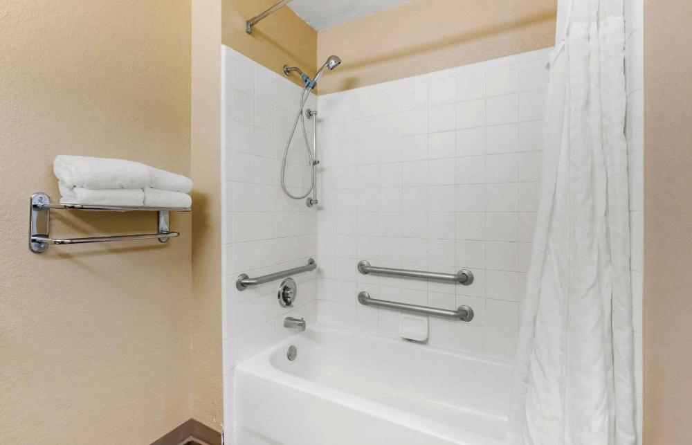 Studio with 2 Queen Beds - Non-Smoking interior