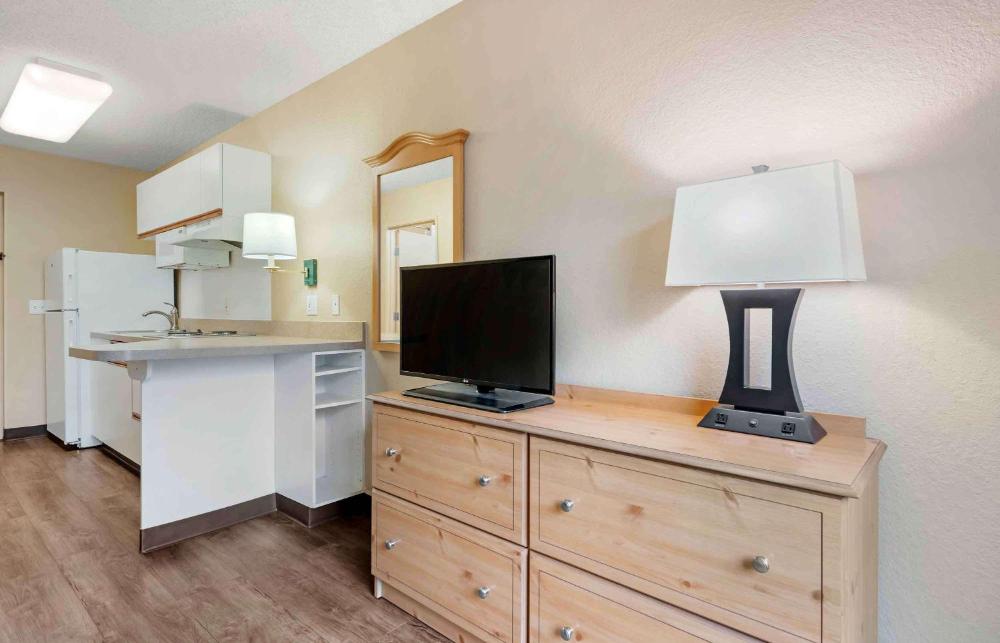 Studio with 1 King Bed - Non-Smoking interior